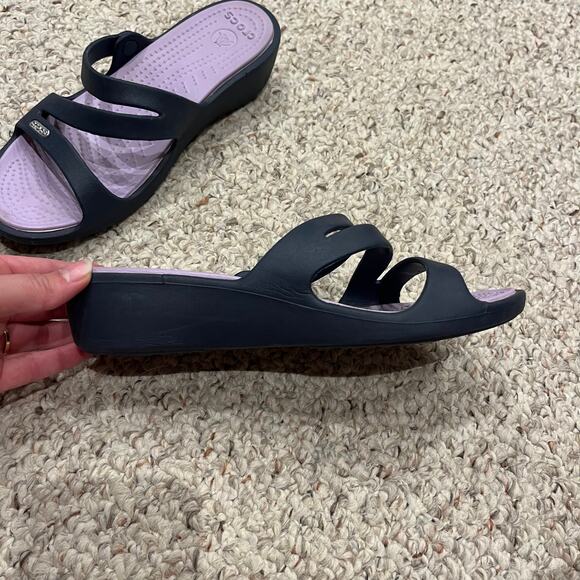 Crocs Patricia Wedge Sandals Sz 7 Navy Blue Purple Casual Comfort - Picture 3 of 6